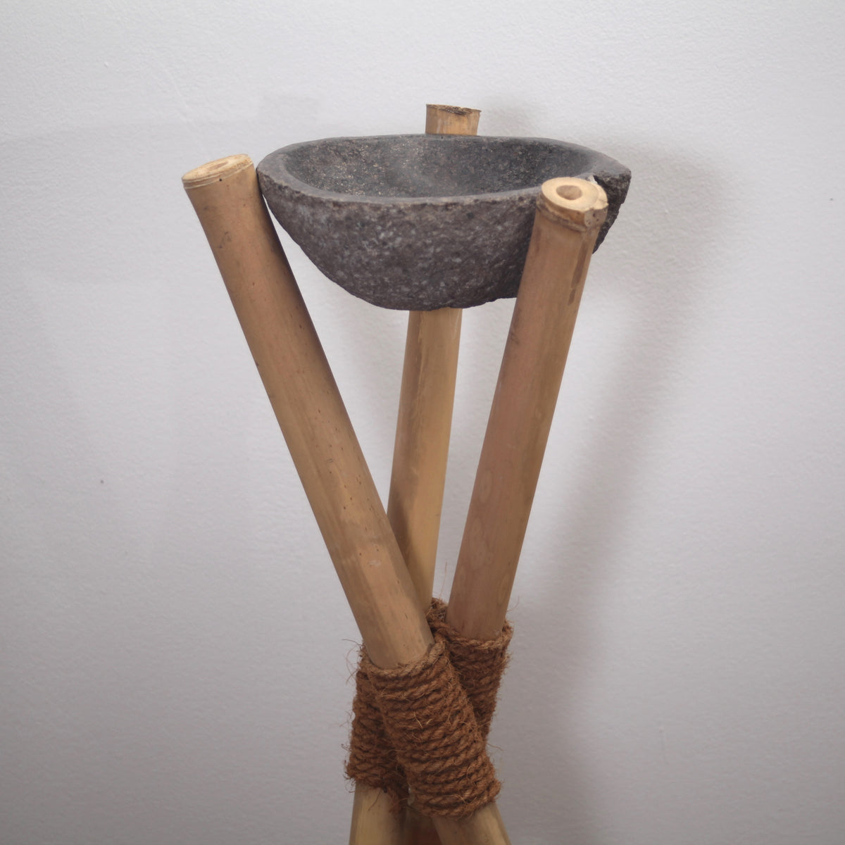 Bambusständer-Tripod und Kokosfaserband mit dunkler Natursteinschale, dreibeinig