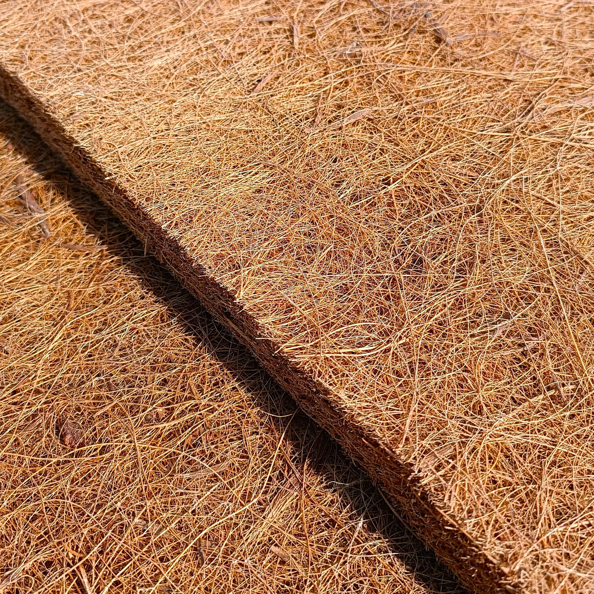 Frostschutzmatte für Pflanzen mit sichtbarer Faserstruktur, rechteckig