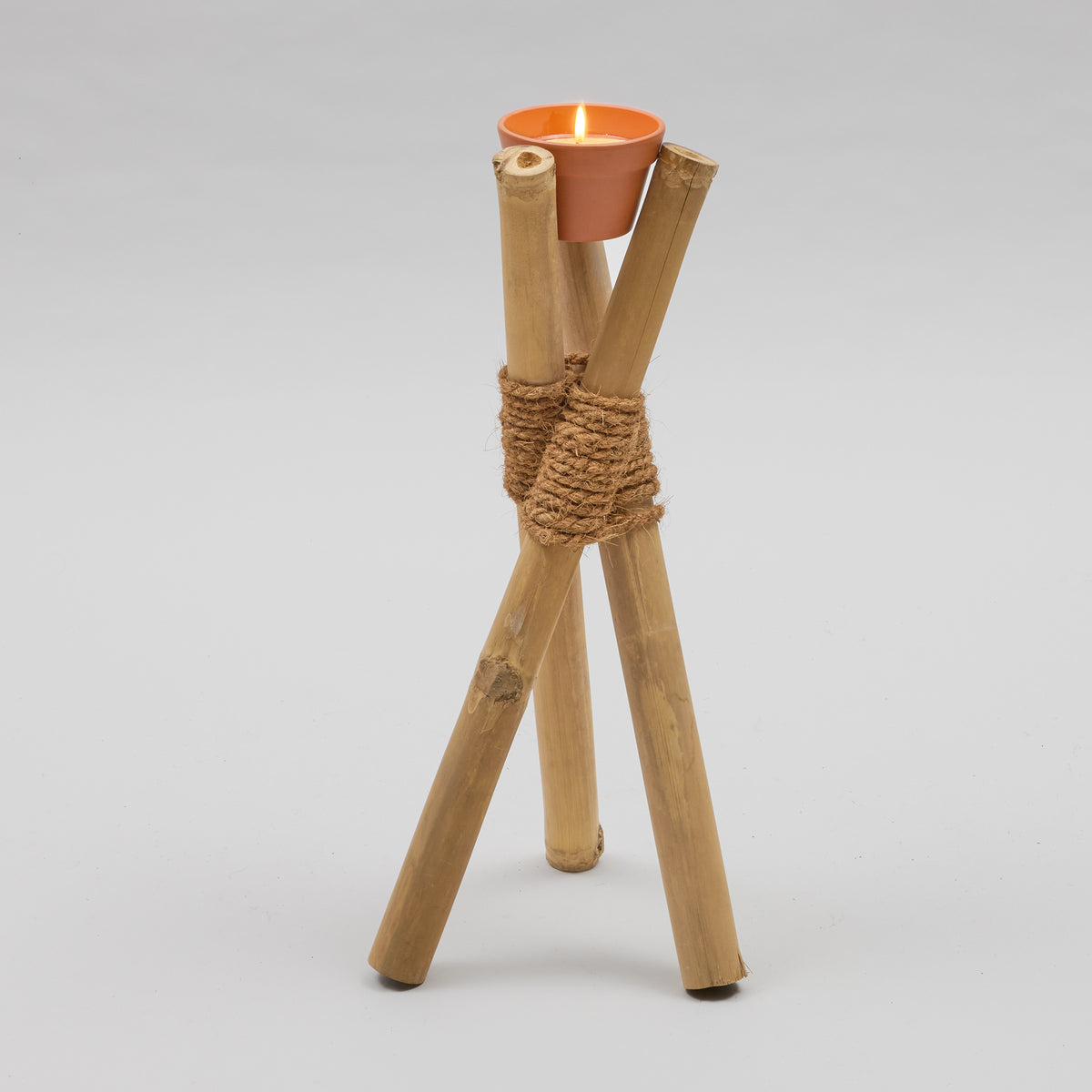 Bambusständer-Tripod mit Kokosfaserbindung und Terracotta Kerzenschälchen 