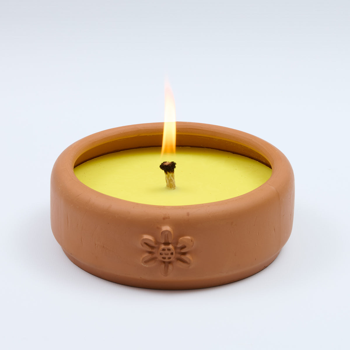 Citronella Terrakotta-Kerzenschale mit erhabenen Ornamenten für den Tripod-Ständer aus Bambus
