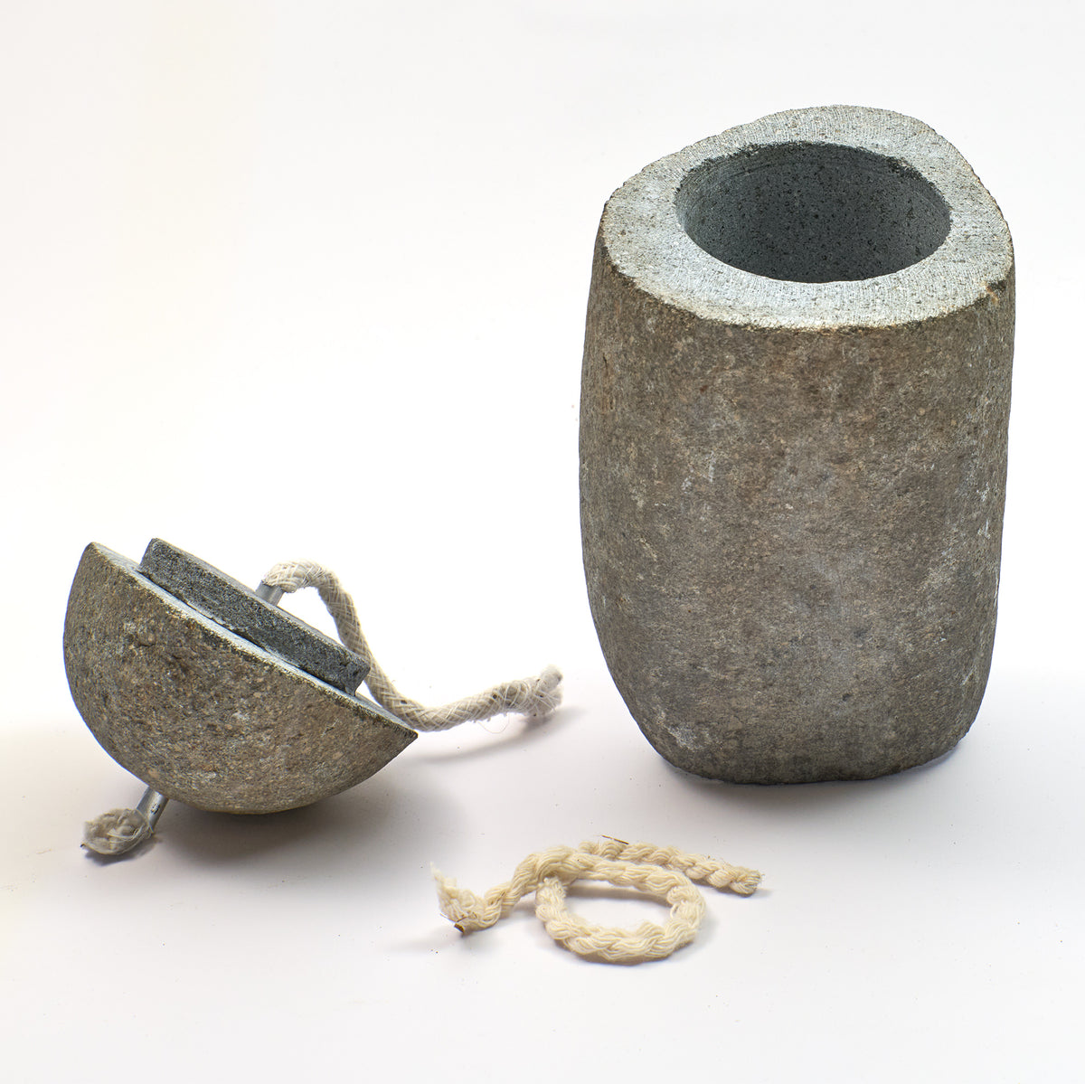 Naturstein-Öllampe mit runder Öffnung oben und Docht-Schnur im Deckel