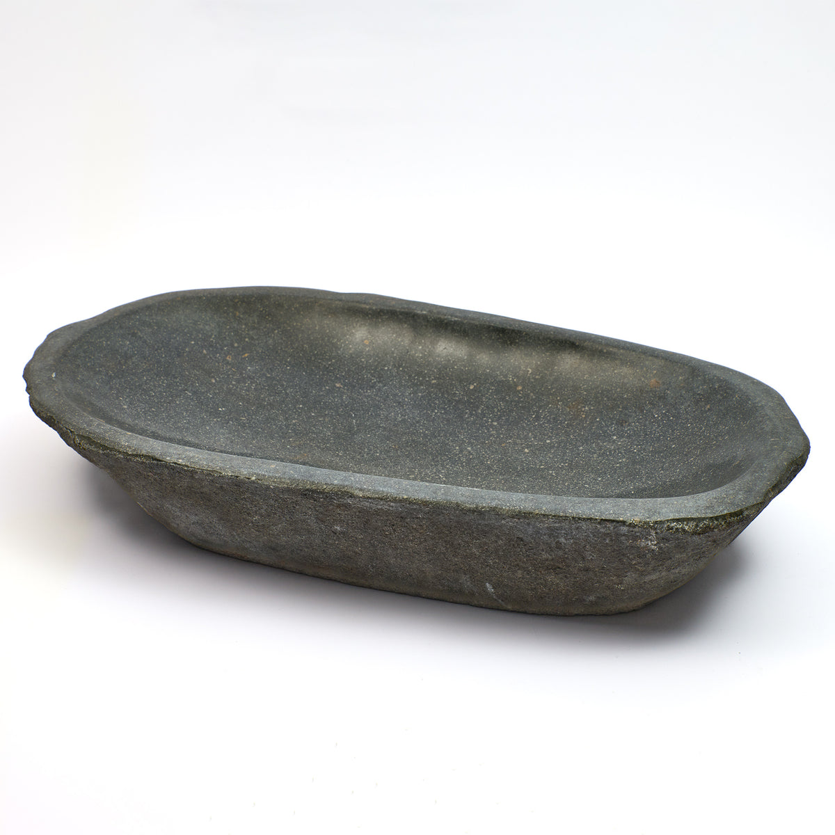 Schale aus Flussstein, ovale Form mit rauer Oberfläche, seitliche Ansicht