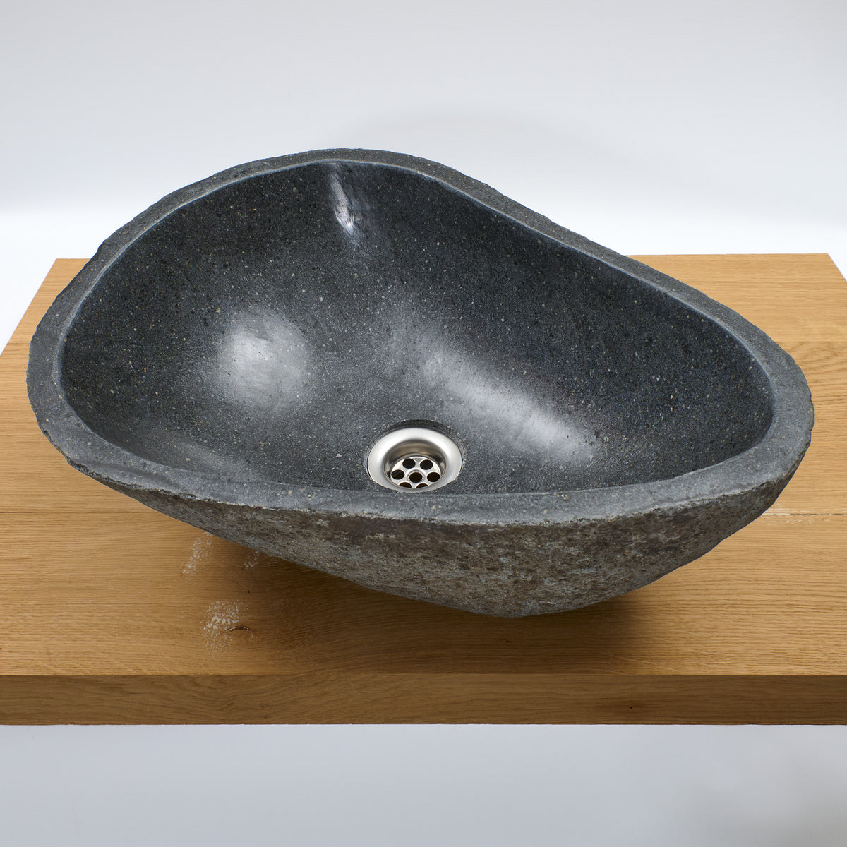 Waschbecken aus dunklem Flussstein, oval, mit Edelstahl-Ablauf mittig