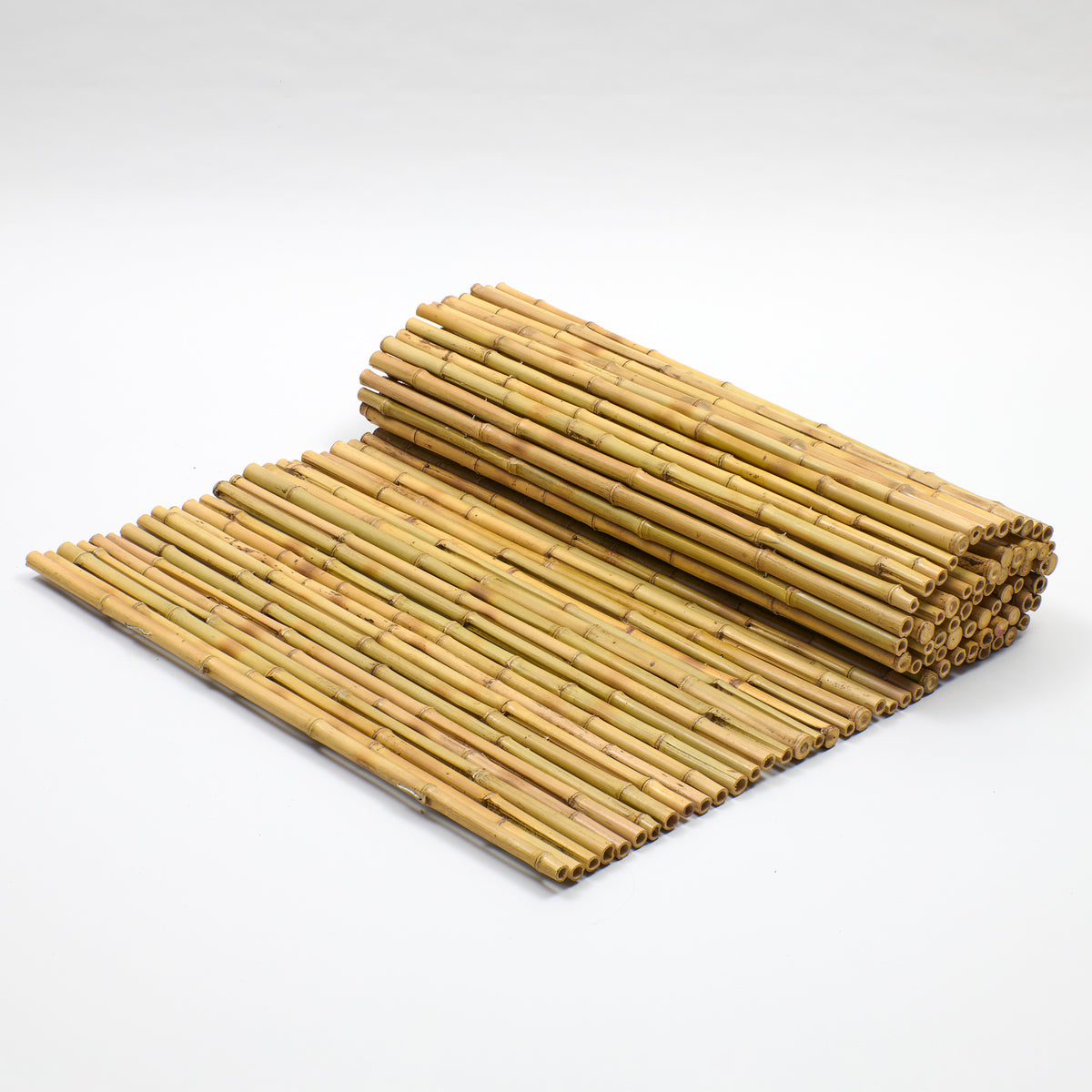 Bambus-Rollzaun Cendani als flache Matte aus Bambusstäben, zum Teil eingerollt, naturfarben