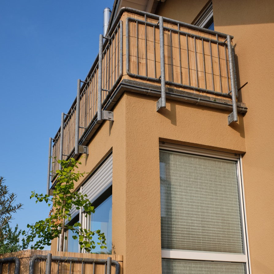 Sichtschutz aus Bambusleisten am Balkon, senkrechte Lamellen 