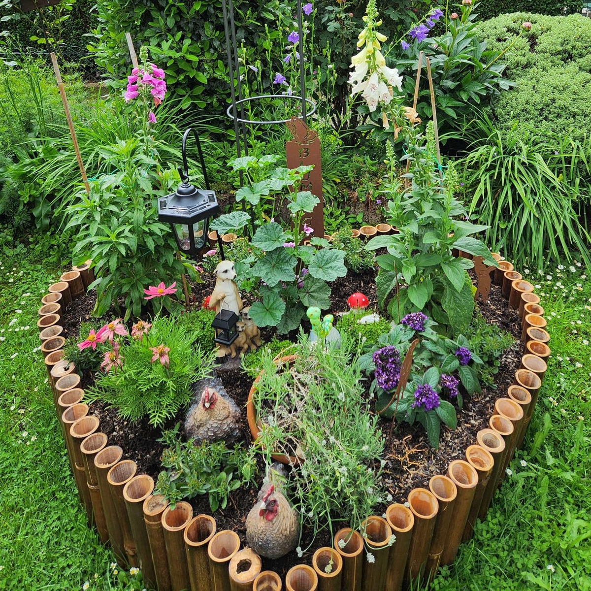 Beeteinfassung aus dunkelbraunem Bambus, individuelle Form für Blumenbeete