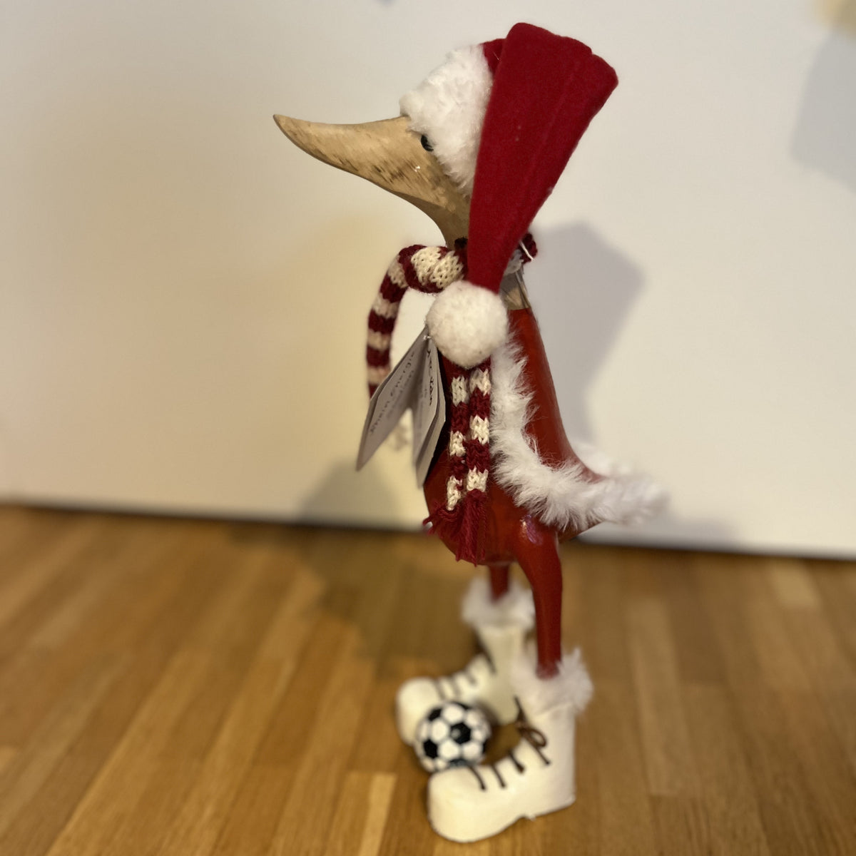 Kleine Entenfigur aus Bambuswurzel mit rotem Gewand und weißem Fellbesatz, Selbstgestaltet als Weihnachtsente