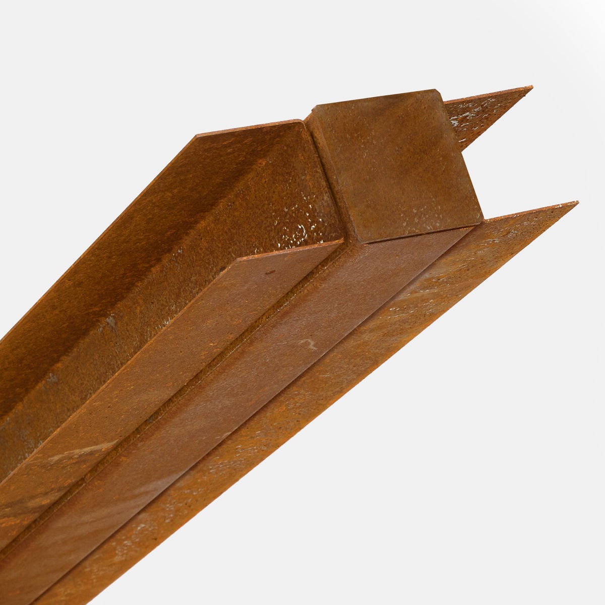 Mittelpfosten aus Cortenstahl mit rostiger Oberfläche