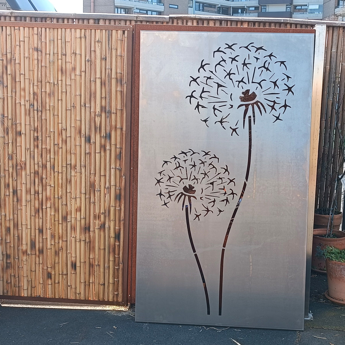 Sichtschutzplatte mit Pusteblume-Motiv aus Cortenstahl, zwei Samenwolken mit Stiel