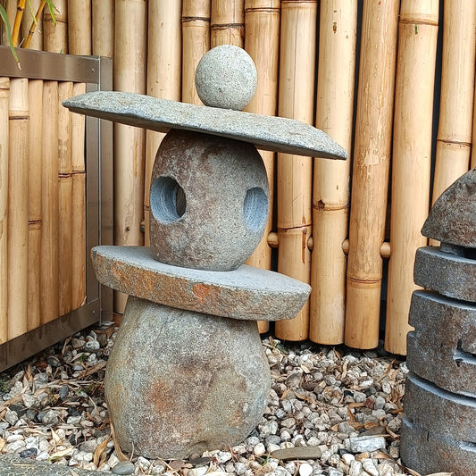 Mehrteilige Steinlaterne - Pagode aus Naturstein mit Dach und runden Öffnungen