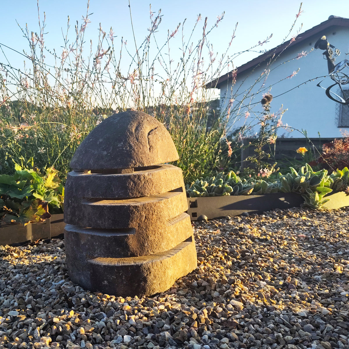 Naturstein-Laterne, rund mit horizontalen Schlitzöffnungen