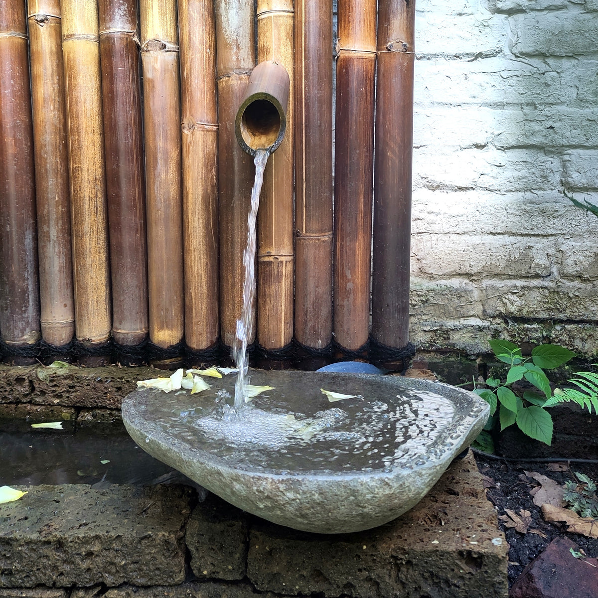 Bambus Wasserspiel mit Natursteinbecken, große graue Natursteinschale im Garten