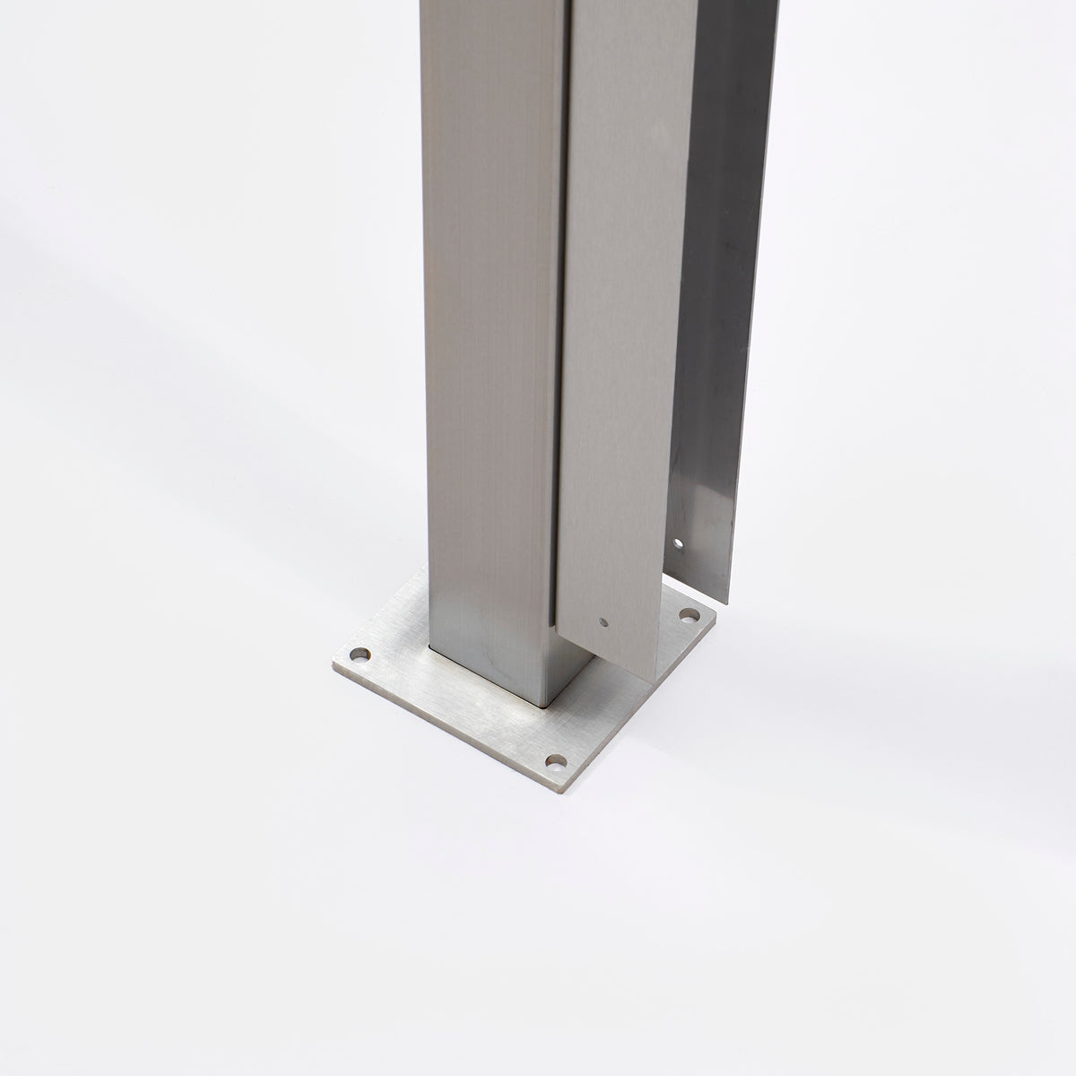 Standfuss des Edelstahl Anfangs- oder Endpfosten - Befestigung durch Bodenankerplatte