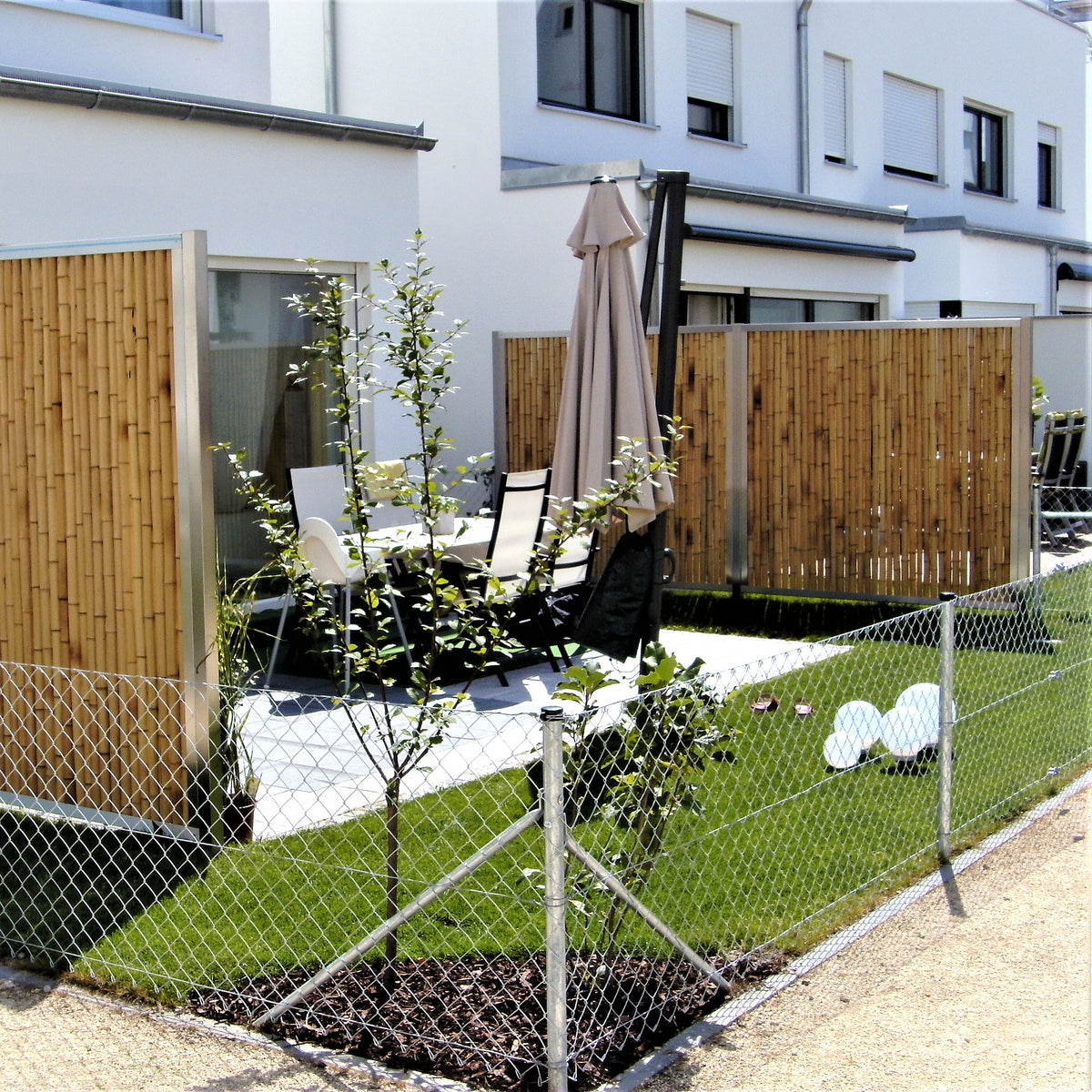 Reihenhaus Terrassenabtrennung aus Bambussichtschutz im Edelstahlrahmen