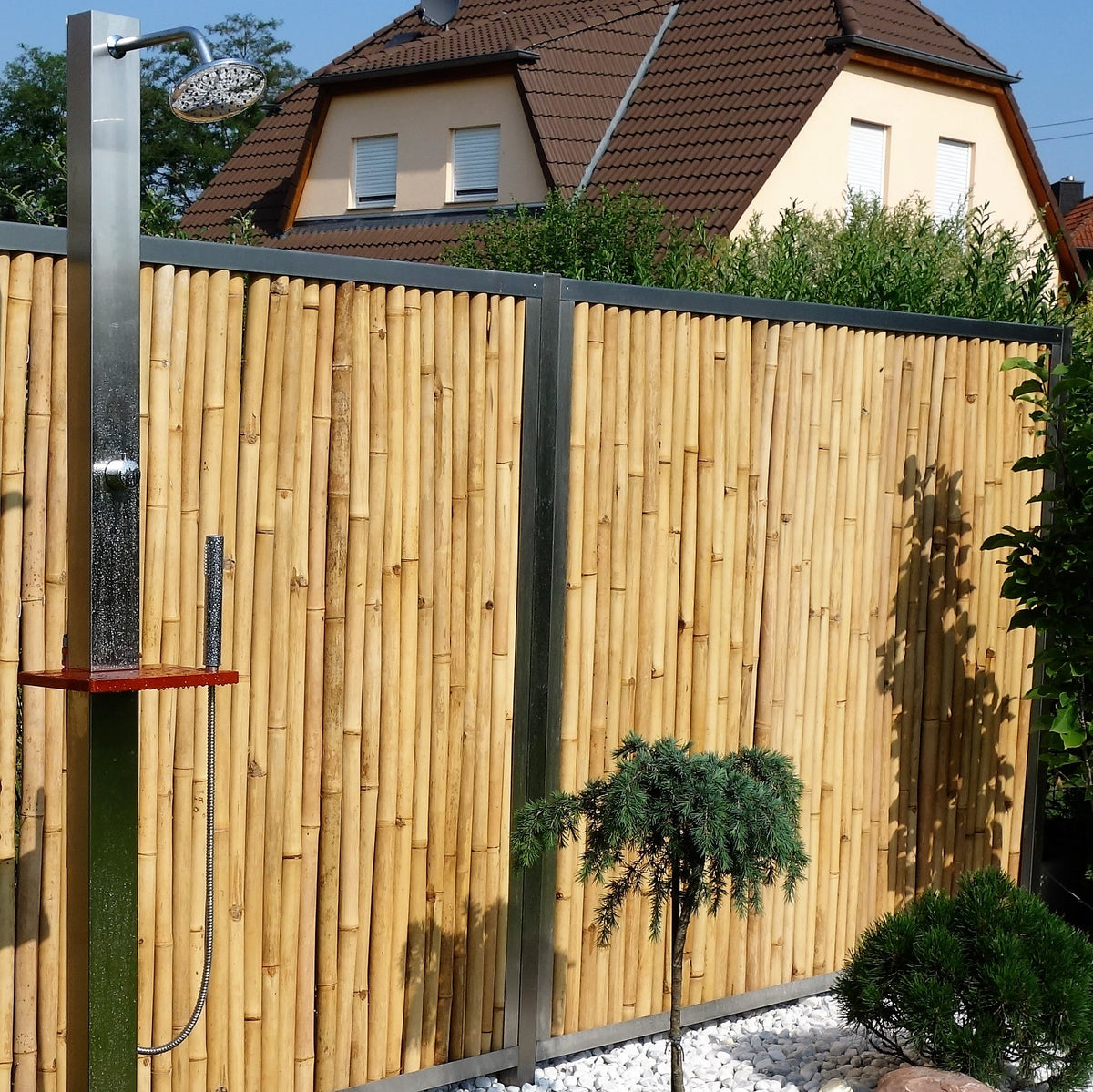 Bambus Sichtschutz im Edelstahlrahmen für die Gartendusche - Befestigung der Pfosten durch Einbetonieren