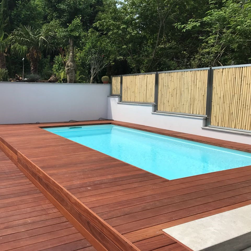 Bambus Sichtschutz im Edelstahlrahmen für mehr Privatsphäre am Pool.