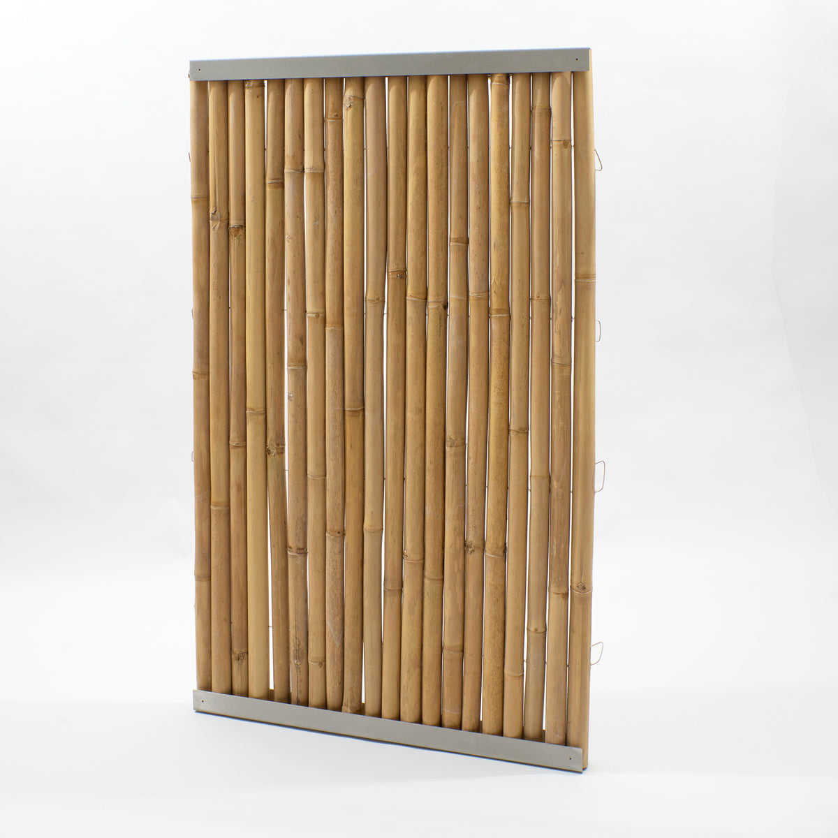Durch Edelstahldraht verbundene beige Bambusstangen mit oberem und unterem Edelstahl Abschlussprofil